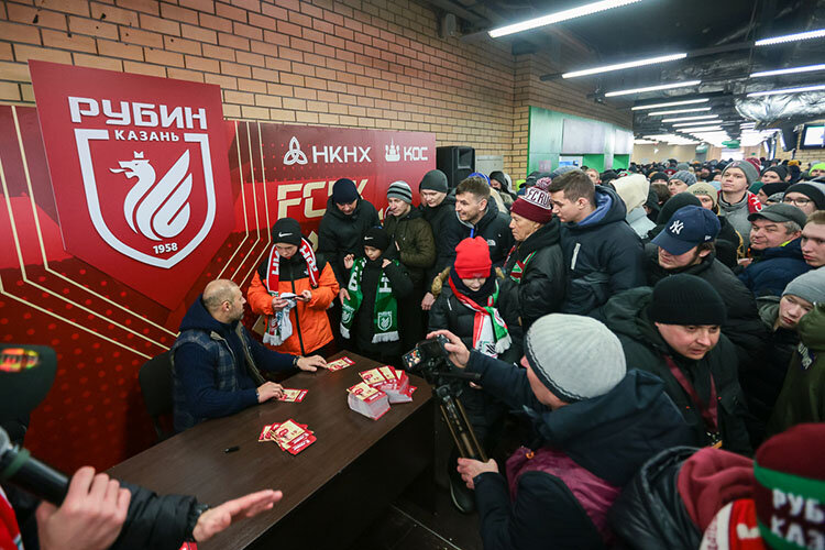    Карадениз провел сразу две автограф-сессии. Одну — перед началом игры на западной трибуне, другую — в перерыве на восточной