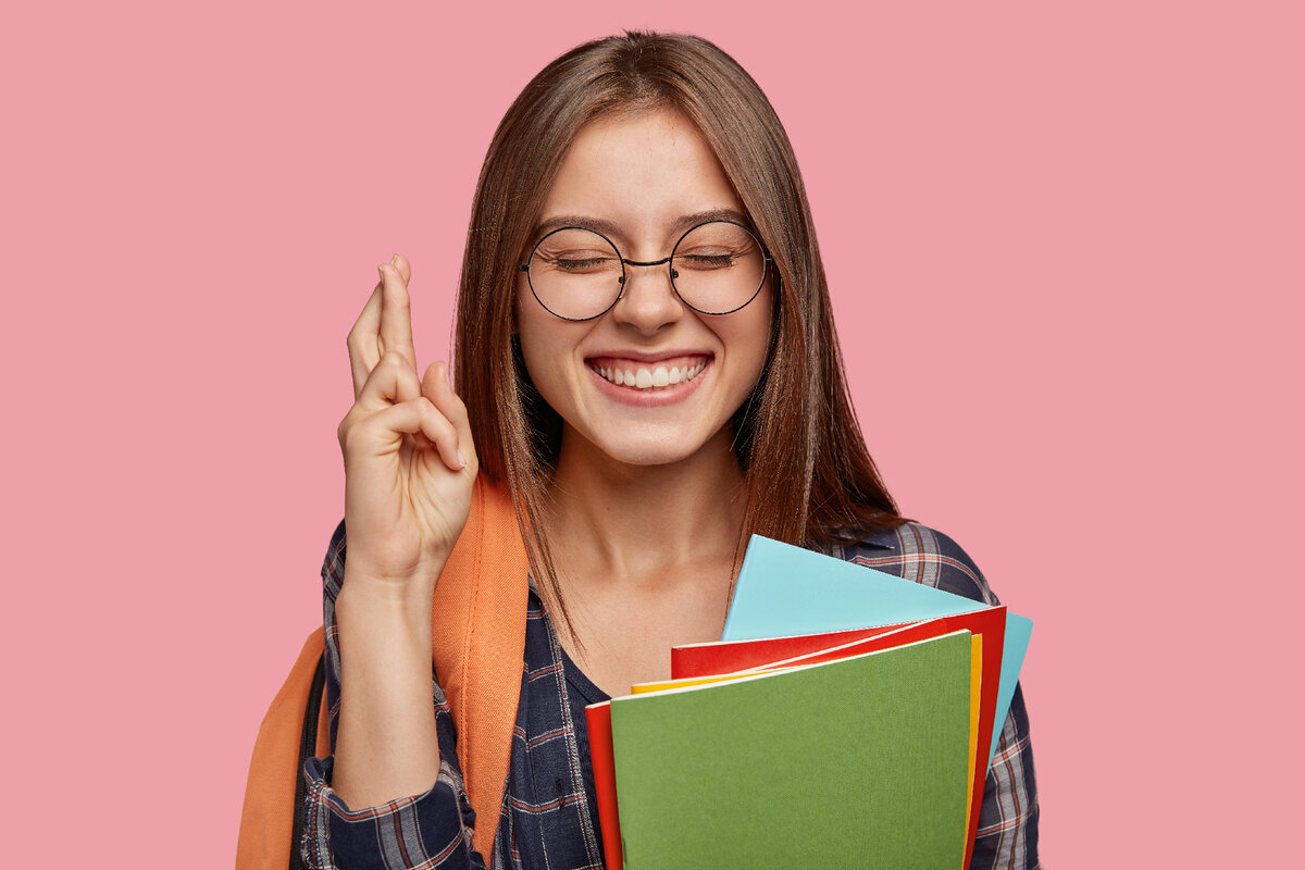 <a href="https://ru.freepik.com/free-photo/intense-cheerful-schoolgirl-with-broad-smile-crosses-fingers-for-good-luck-has-satisfied-expression-keeps-eyes-closed-carries-rucksack_10748426.htm#query=%D1%81%D1%82%D1%83%D0%B4%D0%B5%D0%BD%D1%82%D0%BA%D0%B0&position=9&from_view=search&track=sph">Изображение от wayhomestudio</a> на Freepik