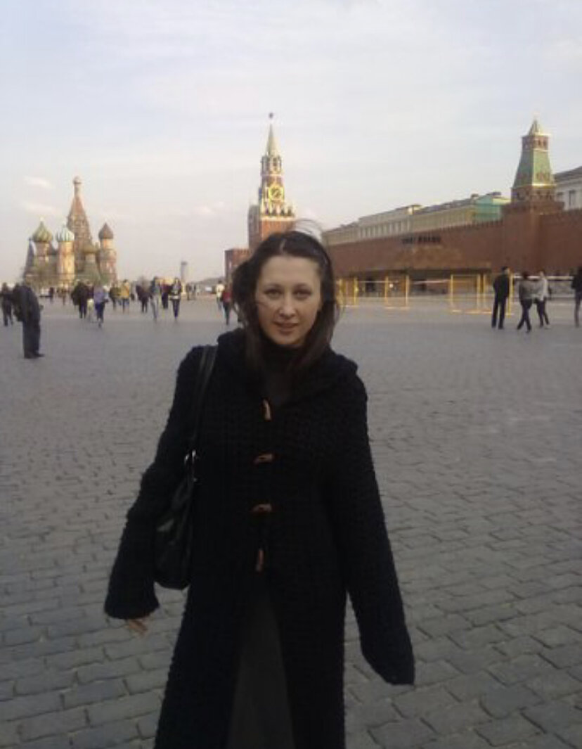 А на этом фото я в Москве, куда меня привёз на два часа парень, который руководил водителями в нашей пиццерии. Он меня должен был отвезти домой после работы, но по пути мы решили смотаться в Москву. И вот два часа были в Москве, а все остальное время в пути. 