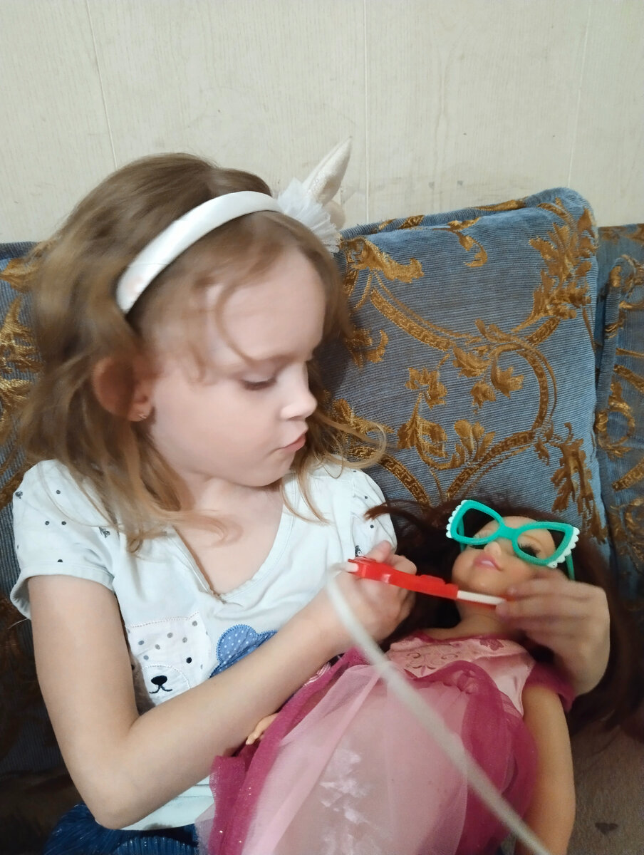 Алиса играет