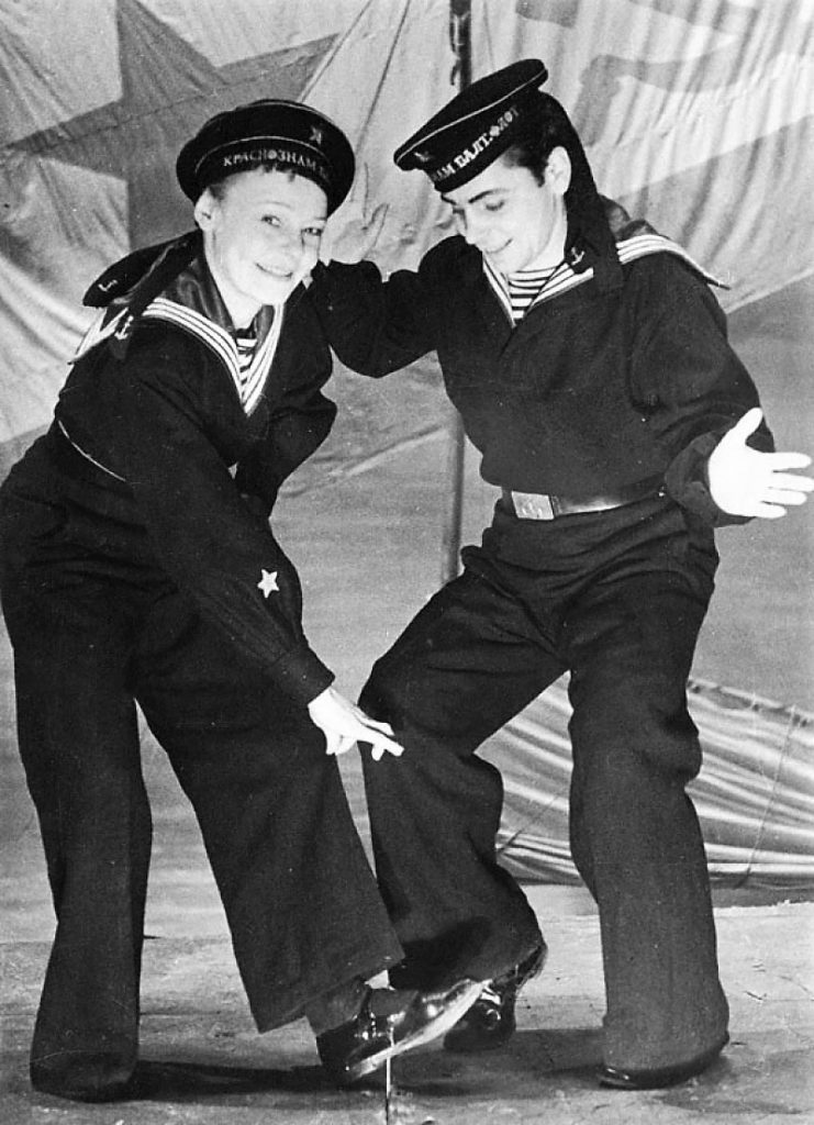 Артисты Ленинградской музкомедии Н. В. Пельцер и А. Г. Комков в сцене из спектакля «Раскинулось море широко». Фото С. Ф. Струнникова 1942 