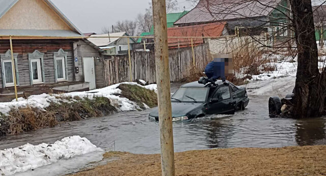 Лужа. Машина в луже. Улица Мостовая Сызрань.