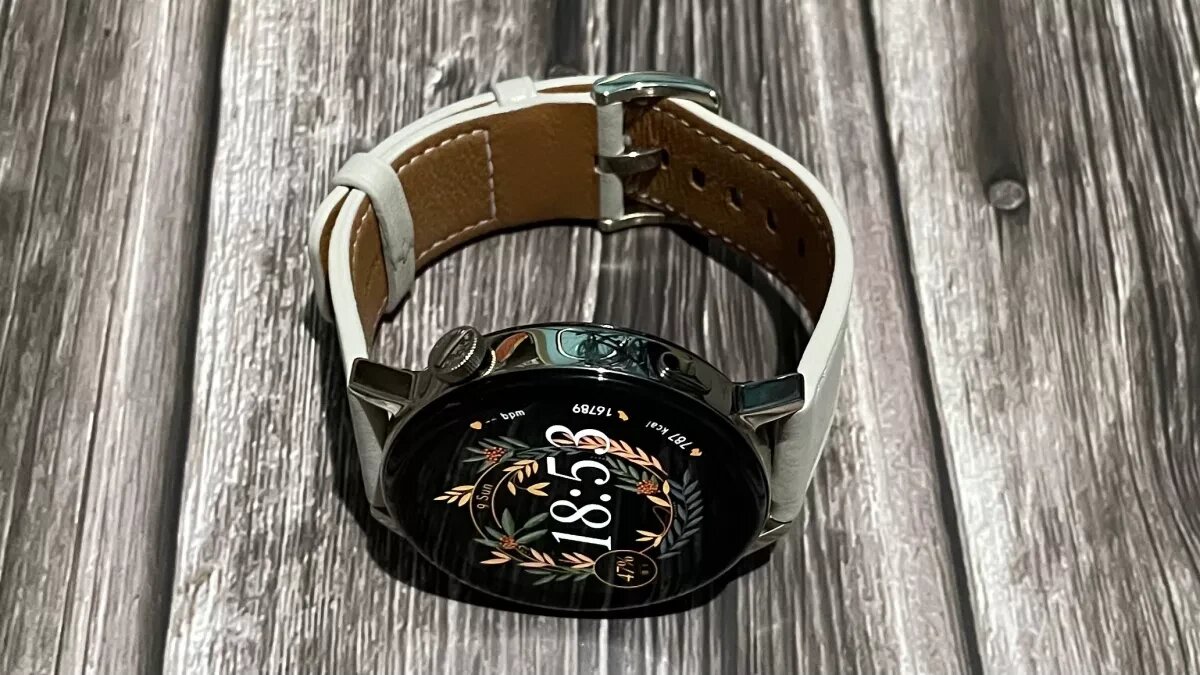    У Huawei Watch GT 3 корпус из нержавеющей стали и чёткий AMOLED-дисплей. На изображении представлена модель меньшего размера. Фото: techradar.com