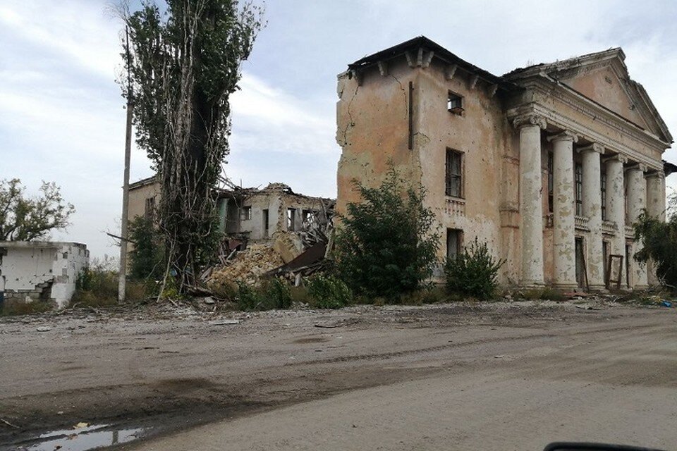    Бывший украинский укреп. Самый центр поселка Тошковка, рядом на перекрестке раздавали пакеты гуманитарной помощи. ФОТО: из личного архива Михаила Битова