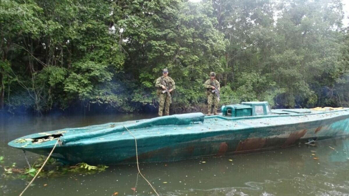     У колумбийского побережья Тихого океана морские пехотинцы задержали подводный крейсер, перевозивший в одну из стран Центральной Америки 2,6 тонн кокаина стоимостью $90 млн.