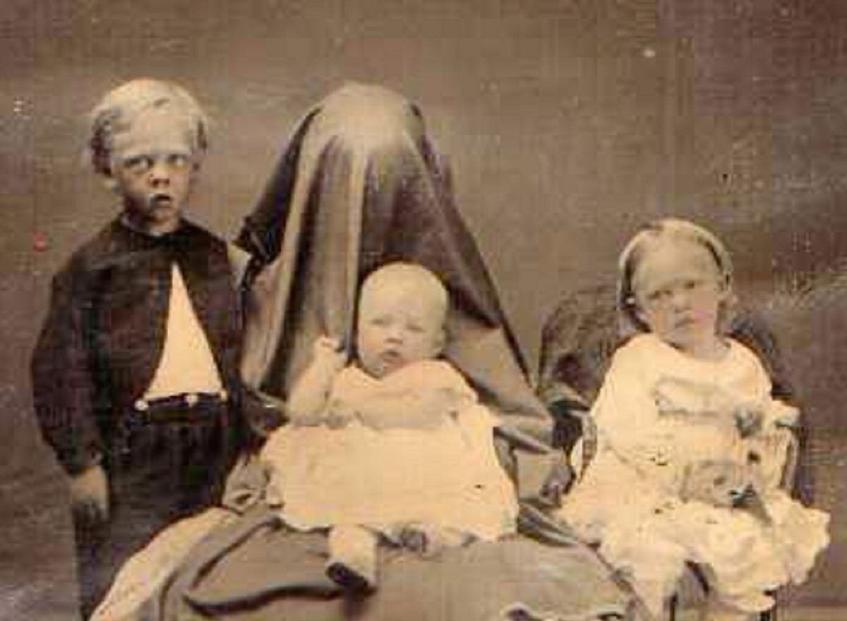 Скрытое фото мам. Мортем викторианской эпохи семья. Фотосессия с мертвым ребенком. Спрятанная мать 19 век. Мёртвые люди фотографии.