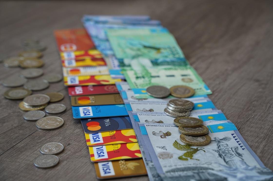    Деньги и банковские карточки.:NUR.KZ/Владимир Третьяков