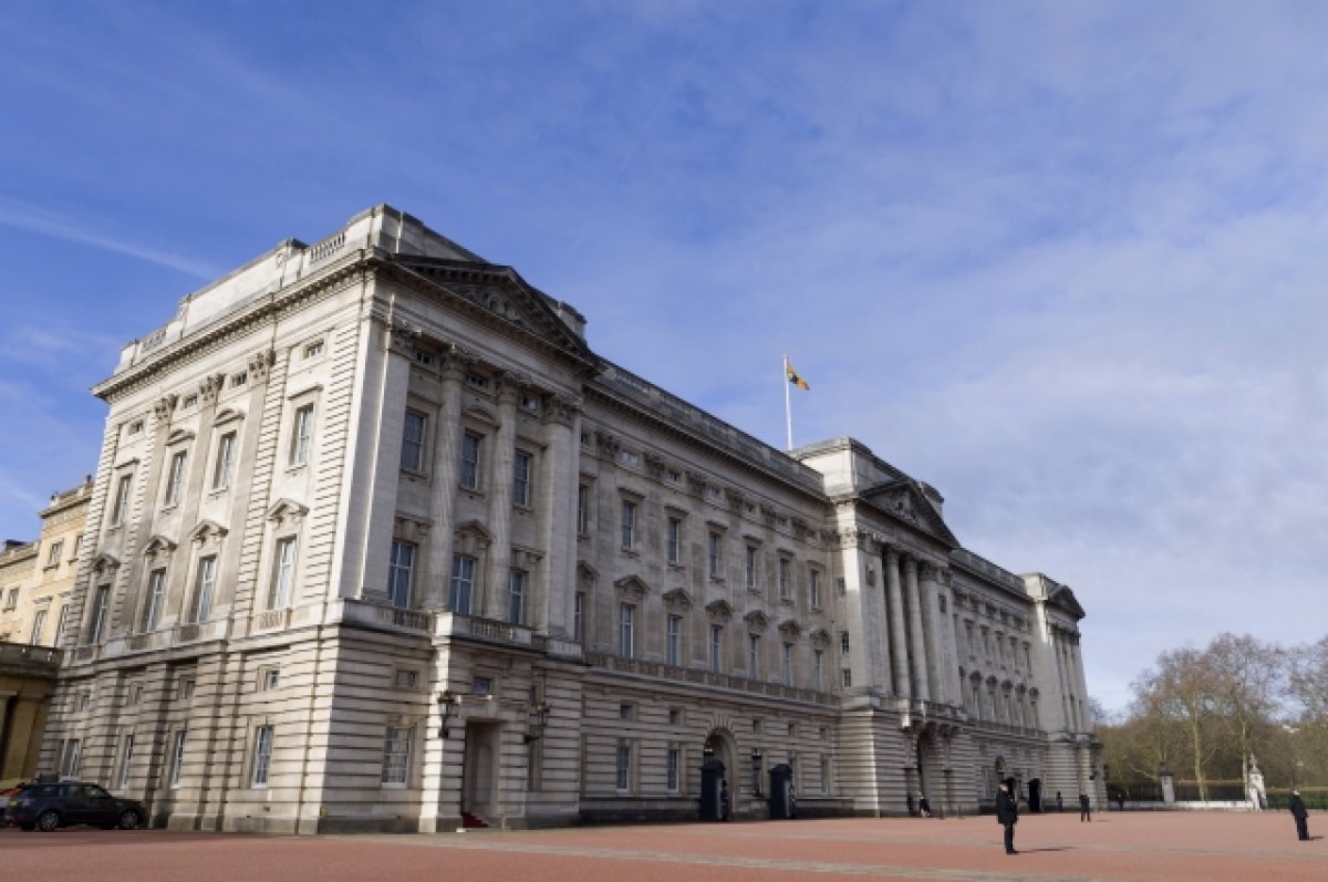    Пожилая британка связала копию Букингемского дворца