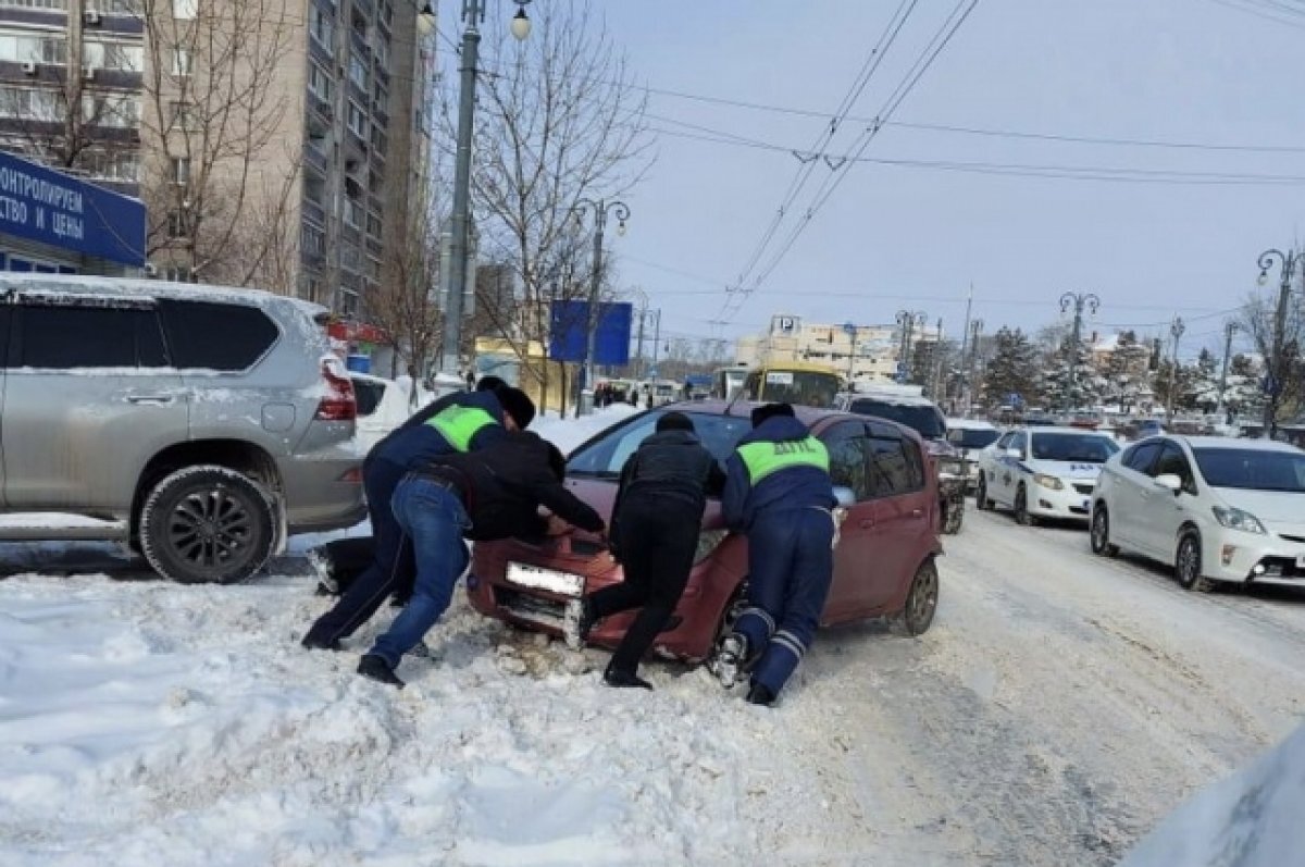 В Хабаровском крае сотрудники ДПС помогают водителям на заснеженных дорогах  | Аргументы и факты - Хабаровск | Дзен