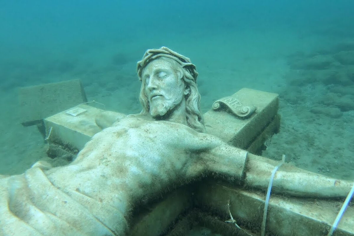 Статуя христа под водой