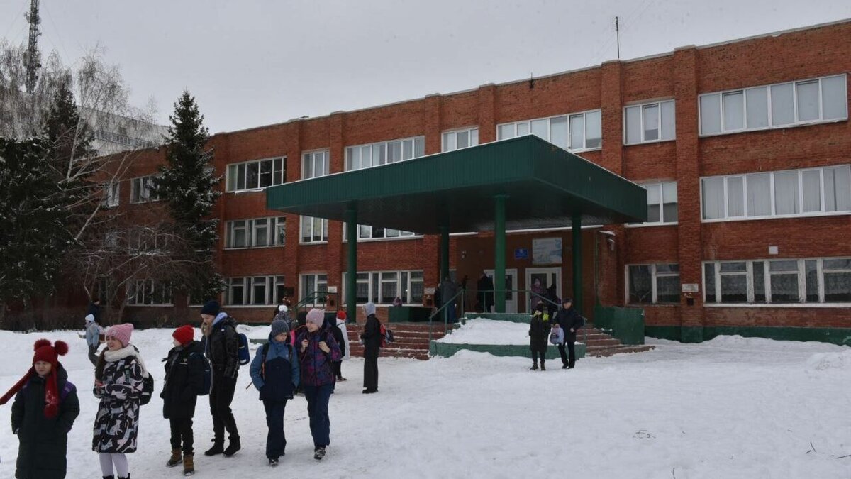     Бизнесмен и политик займется ремонтом одной из старейших омских школ.