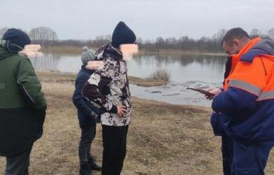     Липецкие спасатели поймали троих школьников, которые прыгали по льдинам на Сокольском пляже  Пресс-служба ГО и ЧС Липецка.