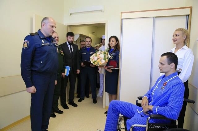    Глава МЧС вручает Орден мужества донскому спасателю. Фото: ГУ МЧС по Ростовской области