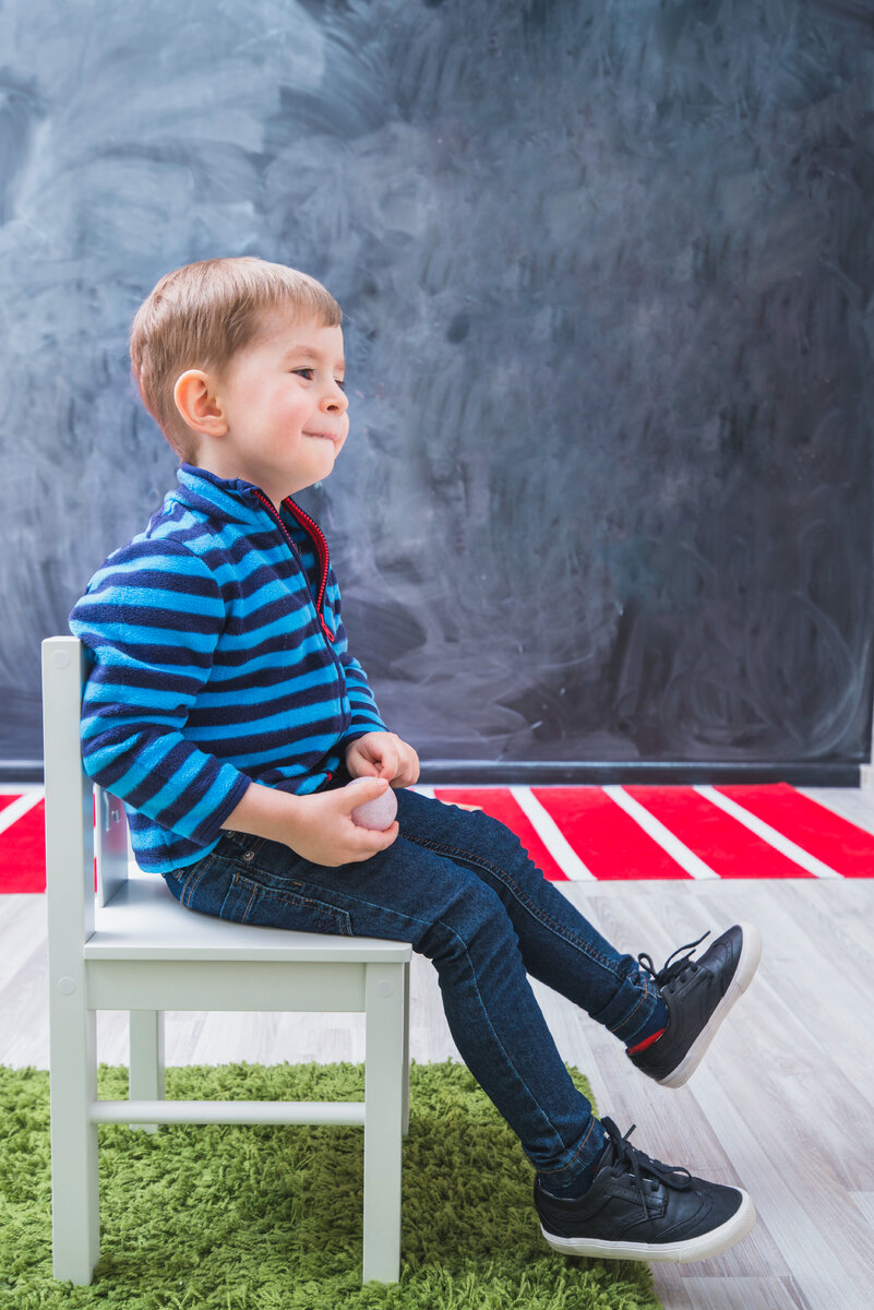 Изображение от <a href="https://ru.freepik.com/free-photo/boy-laughing-sitting-on-chair_2209681.htm#query=%D0%BC%D0%B0%D0%BB%D1%8C%D1%87%D0%B8%D0%BA%20%D0%BD%D0%B0%20%D1%81%D1%82%D1%83%D0%BB%D0%B5&position=16&from_view=search&track=ais">Freepik</a>