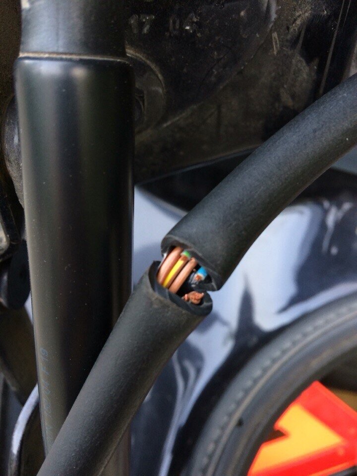 Один на замок, один на подсветку номера и на освещение салона