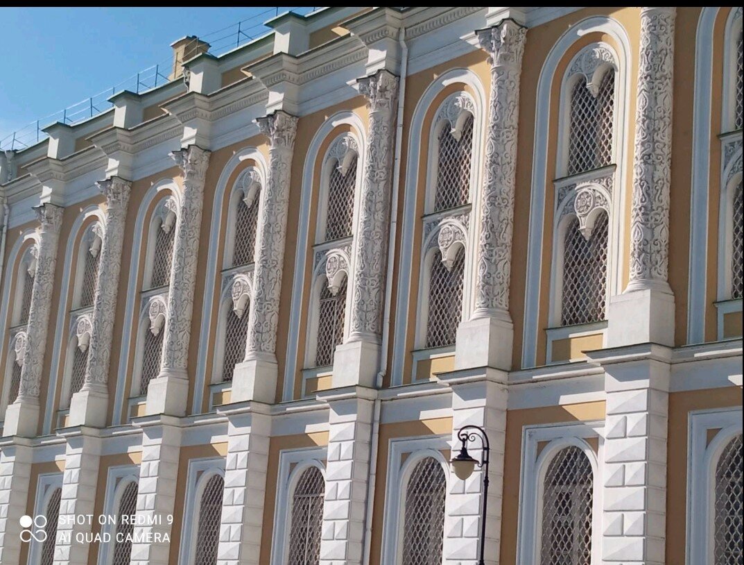 Оружейная палата, наверное, самый знаменитый музей Московского Кремля. Историю свою ведет с 1806 г., когда Александр I издал указ о преобразовании царской сокровищницы в музей.-1-2