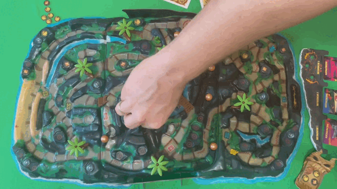 Таким образом происходит катаклизм. Игрок, у которого есть карта с таким действием, запускает огненные шары ☄️ (красного цвета) и сметает всё на своём пути. 