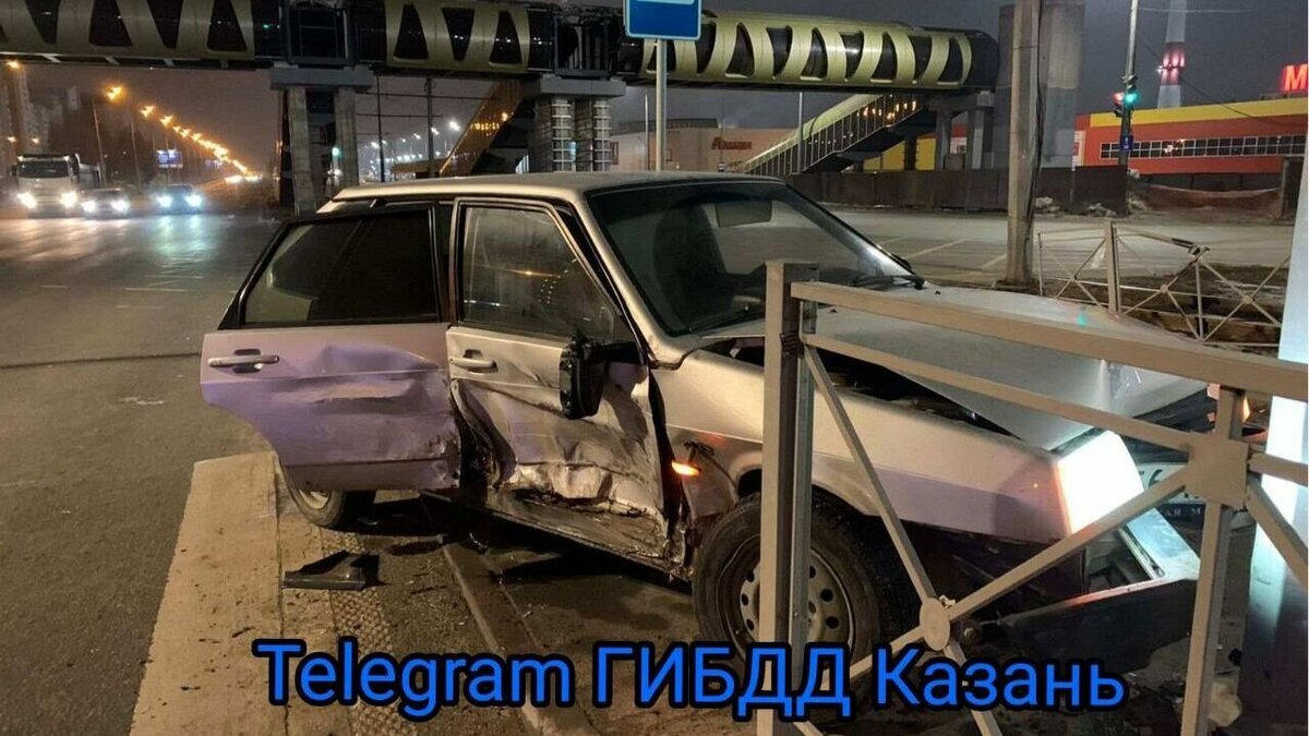     В Казани автомобиль ВАЗ спровоцировал массовое ДТП с участием BMW и Mercedes-Benz. Помимо этого, отечественная машина вылетела на тротуар и сбила девушку. Подробности сообщили в отделе пропаганды ГИБДД по столице РТ.