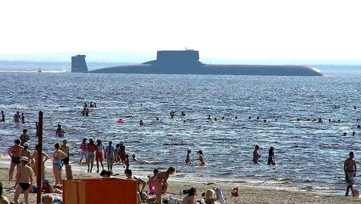 Российская подлодка всплыла возле статуи свободы