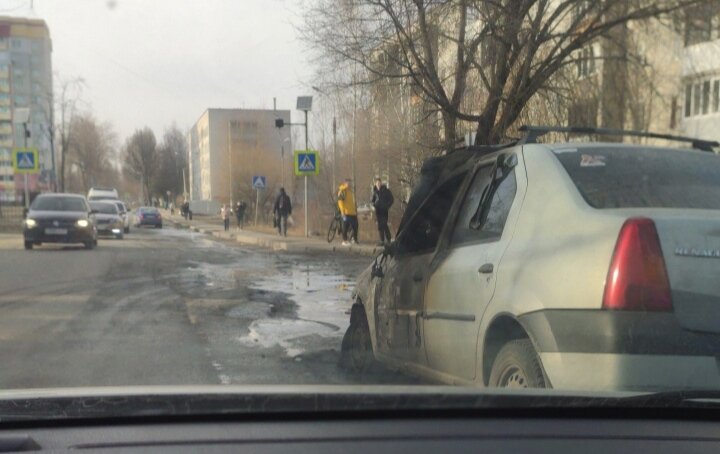    В Брянске сгорела легковушка посреди жилого микрорайона Володарского района avchernov