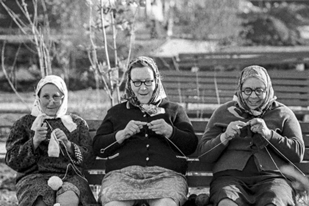 Советские пенсии. Советские пенсионеры. Пожилые люди СССР. Советские пенсионеры на лавочке. Советские бабушки на скамейке.