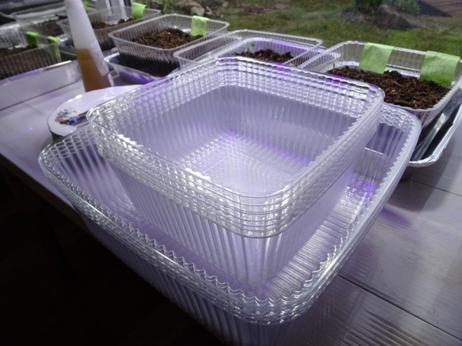 Отличный объем грунта и удобная квадратная форма