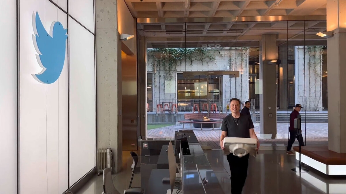 Илон Маск после покупки Твиттера - в первый день работы в качестве собственника принёс раковину в офис Твиттера - тем самым показав, что будет большой "мойка". И действительно - он уволил всех директоров и стал самым главным босом, тем самым теперь он решает - что хорошо, а что плохо для Твиттера.