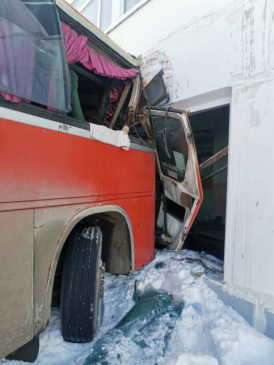     Двери автобуса тоже досталось  Дальневосточная транспортная прокуратура