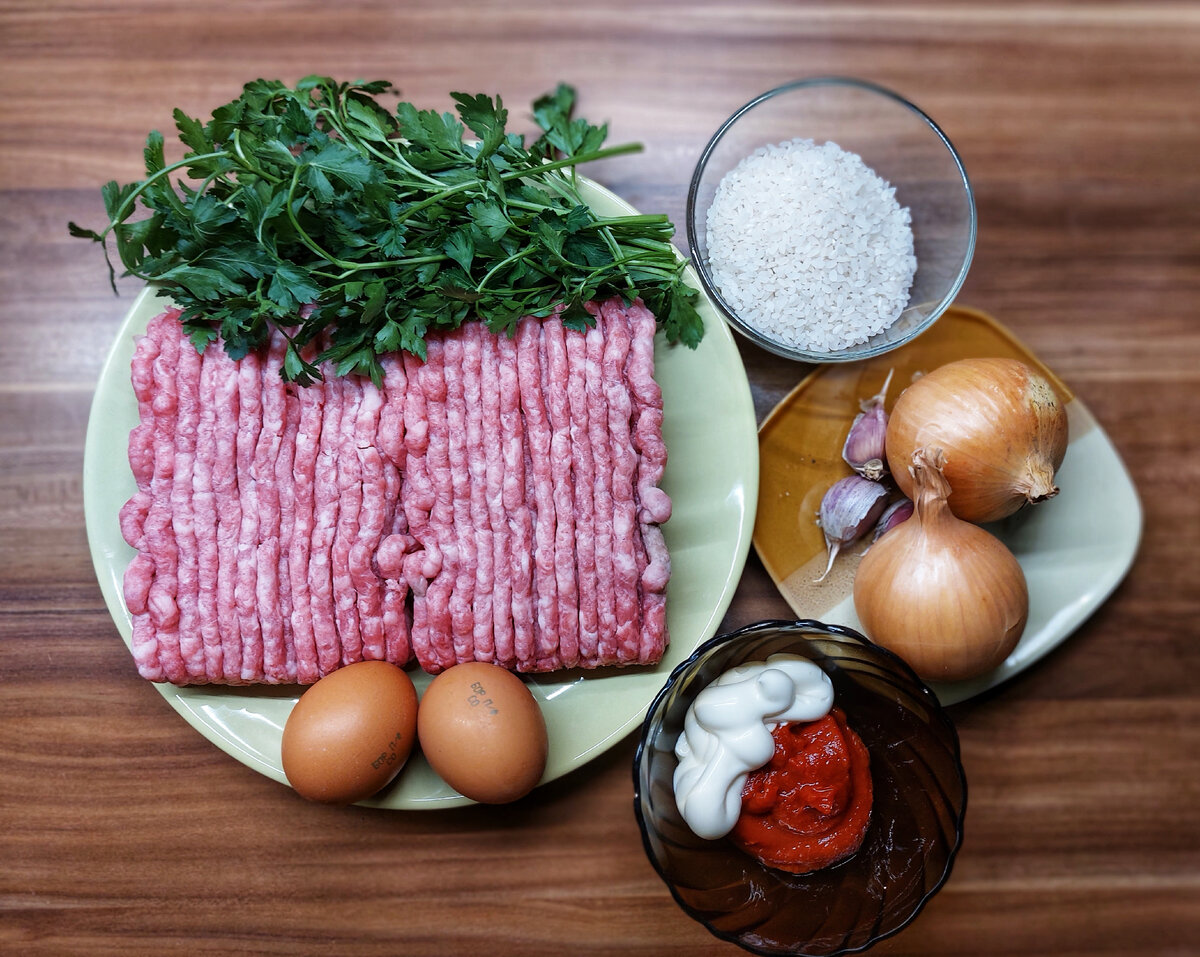 Приготовьте все необходимые продукты. Лук, чеснок, зелень - нарезать . 