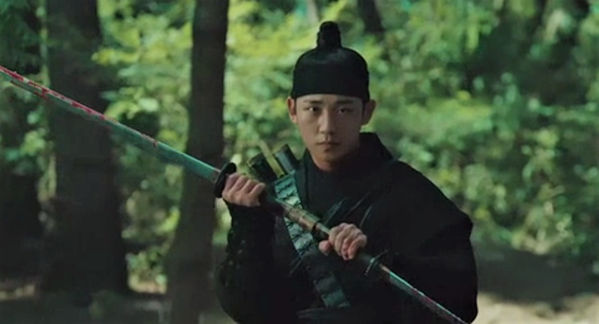 Чжон Хэ Ин в роли телохранителя.