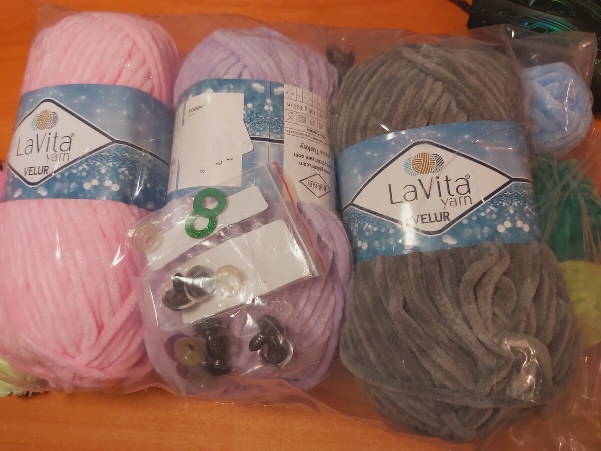 Пряжа, глазки, носики и немного клубочков на бантики)))