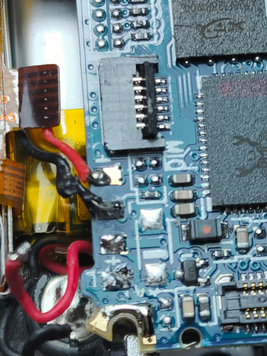 Верхние два провода микрофон.  Нижние два батарейка.