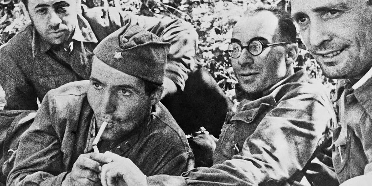 Симонов Константин Михайлович(на фото прикуривает), советский прозаик, поэт, драматург, киносценарист, общественный деятель, журналист и военный корреспондент. Герой Социалистического Труда (1974), лауреат Ленинской премии (1974) и шести Сталинских премий.