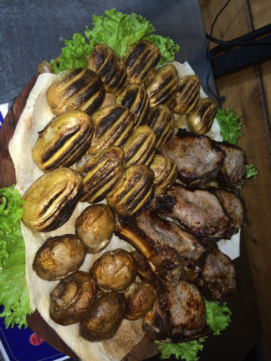 Классический шашлык на углях с дымком и нежнейшим легким маринадом.
Тебе понадобится: 2,5 кг свинины, 700 г лука, 750 мл газированной минеральной воды, 1,5 ст.л. специй, 0,5 ст.л. соли.
Нарежь мясо кусочками, а лук – полукольцами. Залей все минералкой, добавь специи и оставь на 3-4 часа мариноваться. Плотно нанизывай мясо на шампуры и жарь шашлыки на мангале на высоте 10-15 см от углей до готовности.Приятного аппетита ВСЕМ !!!