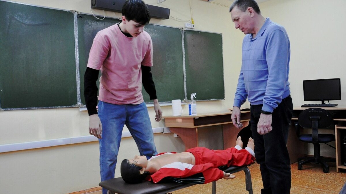     На Богучанской ГЭС продолжают обучать школьников основам электробезопасности. Дети узнали, как оказывать первую помощь и отработали полученные навыки на роботе-тренажёре.