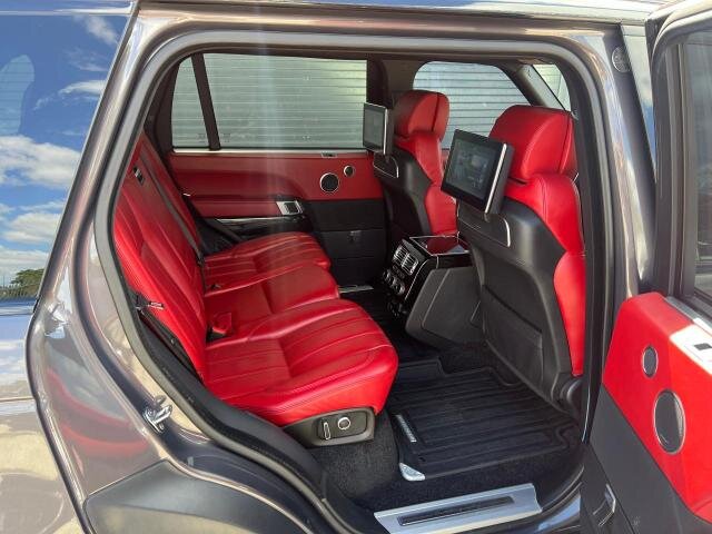 На фото машина утопленник. Источник фото https://vincheker.com/product/2017-land-rover-rangerover-salgv5fexha353019/