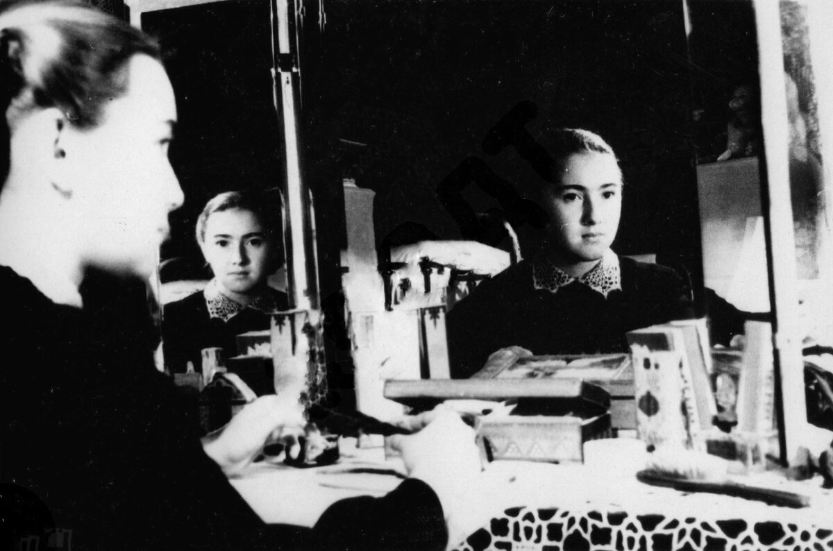 Девушка перед зеркалом.