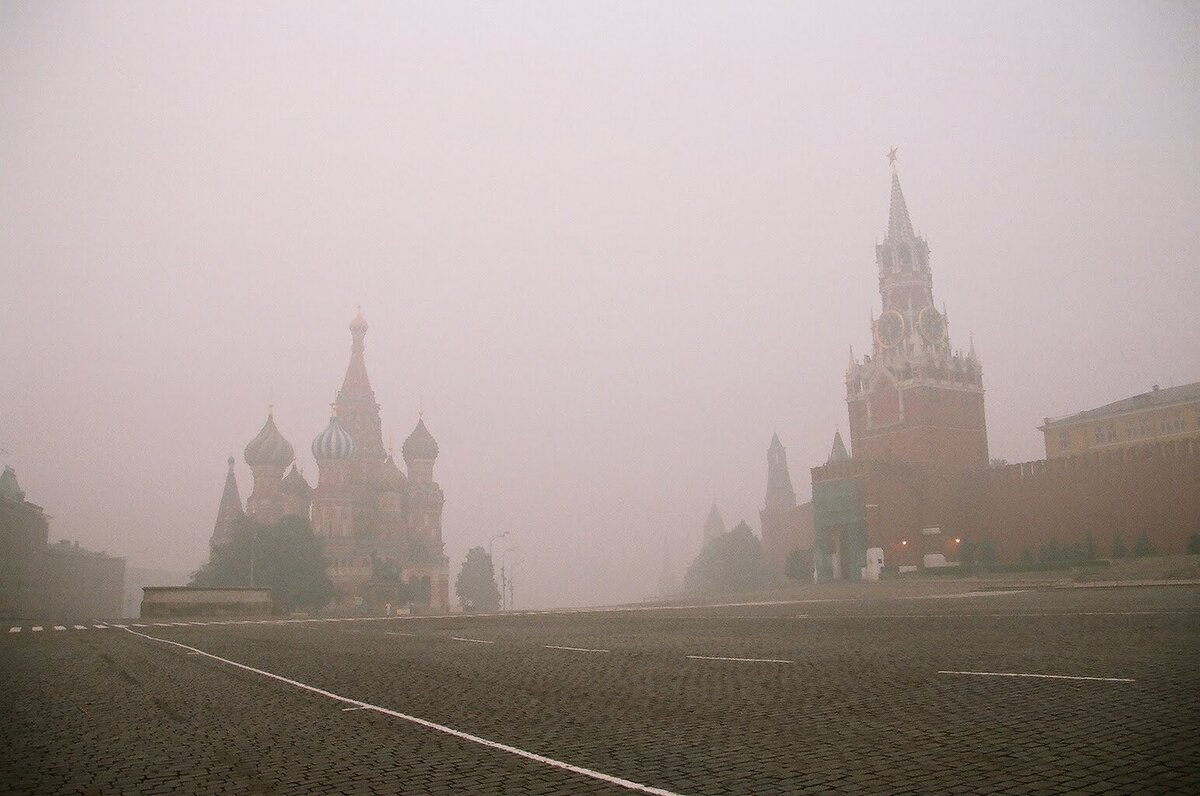 Апокалипсис про москву. Город в тумане. Туман в городе Москва. Москва апокалипсис фото.