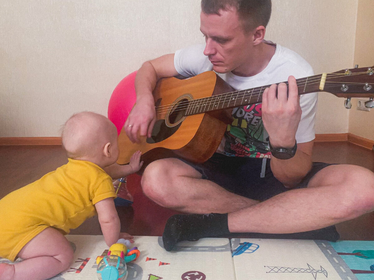 Я играю на гитаре своему сыну