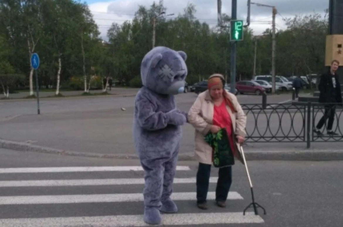 Перевести людей через дорогу. Перевести бабушку через дорогу. Перевел бабушку через дорогу. Ребенок переводит бабушку через дорогу. Переводит через дорогу.