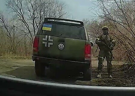    ПДД по-украински. В сети появилось видео, на котором боевик ВСУ запугивает мать с ребёнком