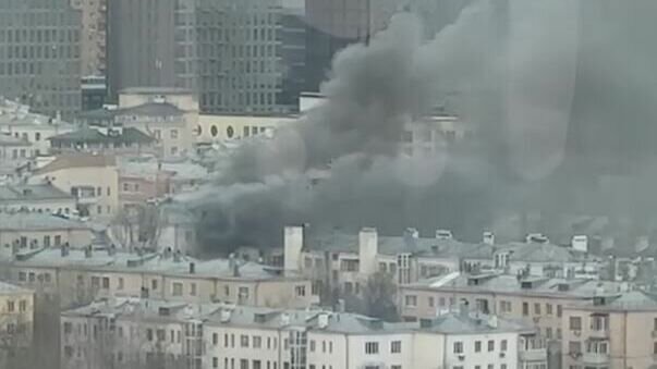     Информация о пожаре в многоквартирном доме по улице Шмитовский проезд, 24 поступила в 15:50 в понедельник, 27 марта. Огонь был на восьмом этаже многоквартирного дома.