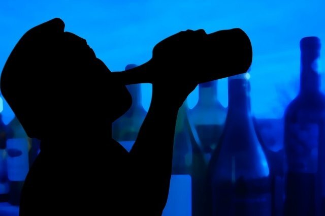    Первым признаком бытового пьянства считается употребление алкоголя больше четырех раз в месяц.
