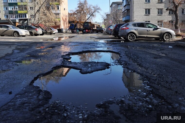    В некоторых местах после схода снега можно увидеть ямы, которые были там ранее