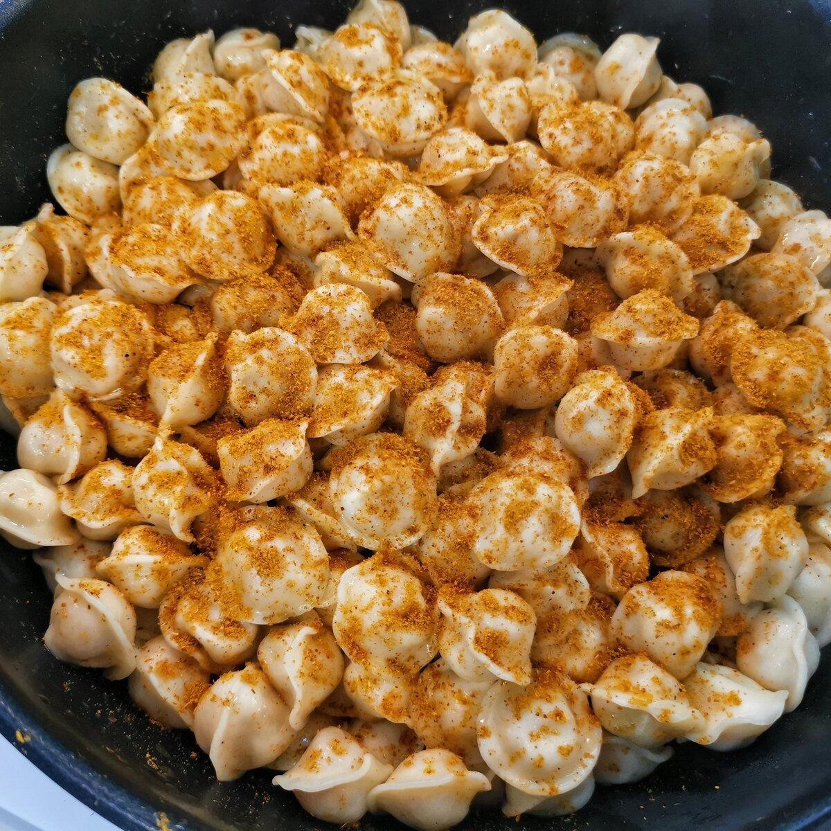 Жареные пельмени с сыром. Жареные пельмени в соусе с сыром. Тушеные пельмени. Жареные пельмени с сыром. Пельмени со сметаной и сыром на сковороде.
