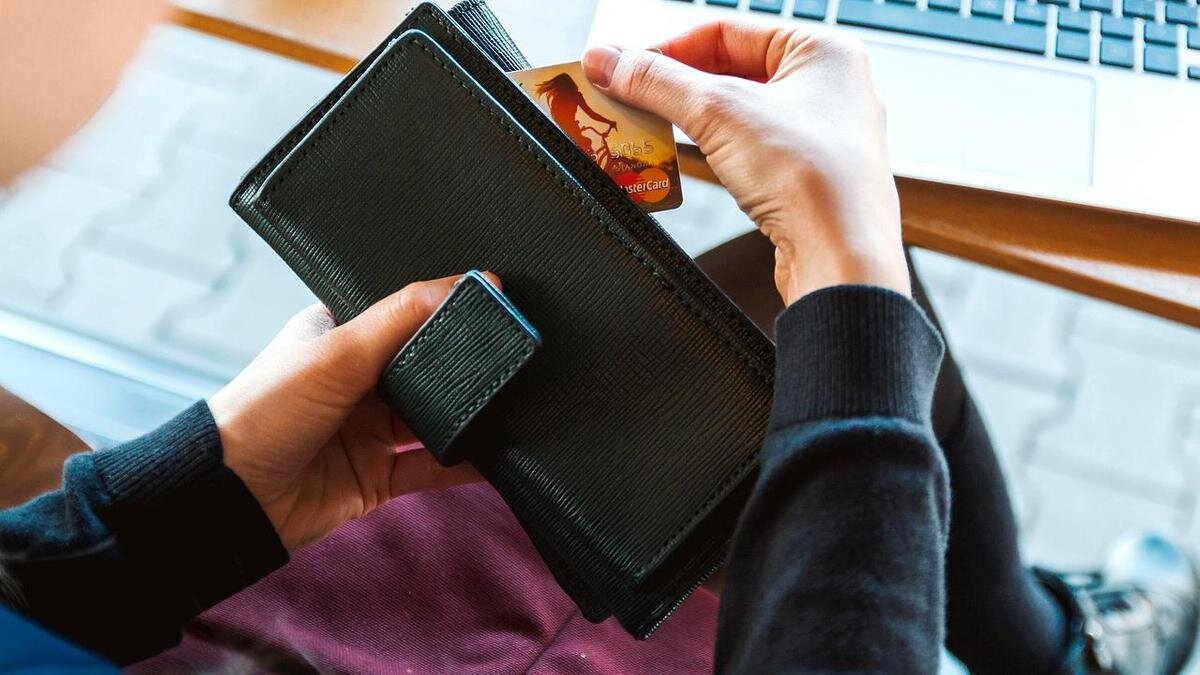    Женщина достает из портмоне банковскую карту:pixabay.com