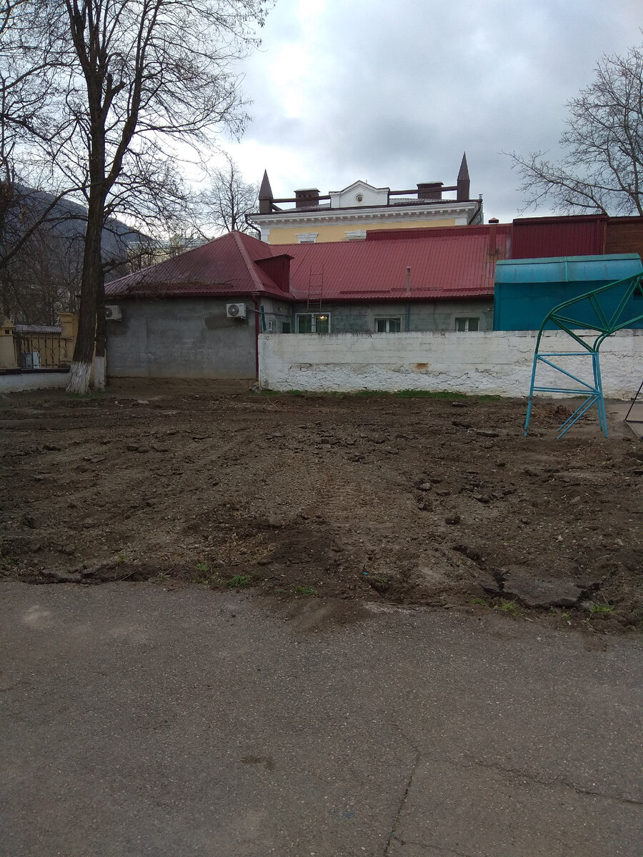 Пока дети на каникулах, незаметно состоялся демонтаж.