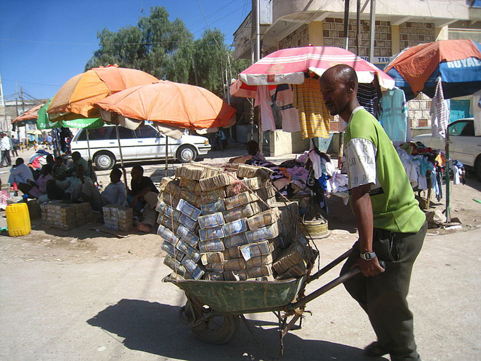 Человек идет за хлебом. Деньги в тележке в Африке. Тележка с деньгами Зимбабве. Деньги в тачке Африка. Тачка денег в Зимбабве.