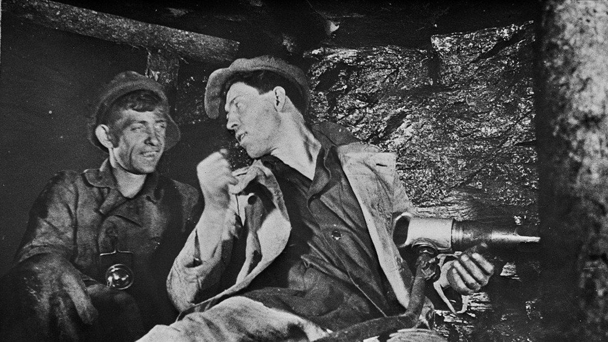 Алексей Стаханов радостно рубит уголь в ожидании премии. А второй не знает. 