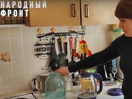     Жители жалуются на осадок в питьевой воде и резкий запах. Фото: скриншот видео Народный фронт | Красноярский край/ВКонтакте.
